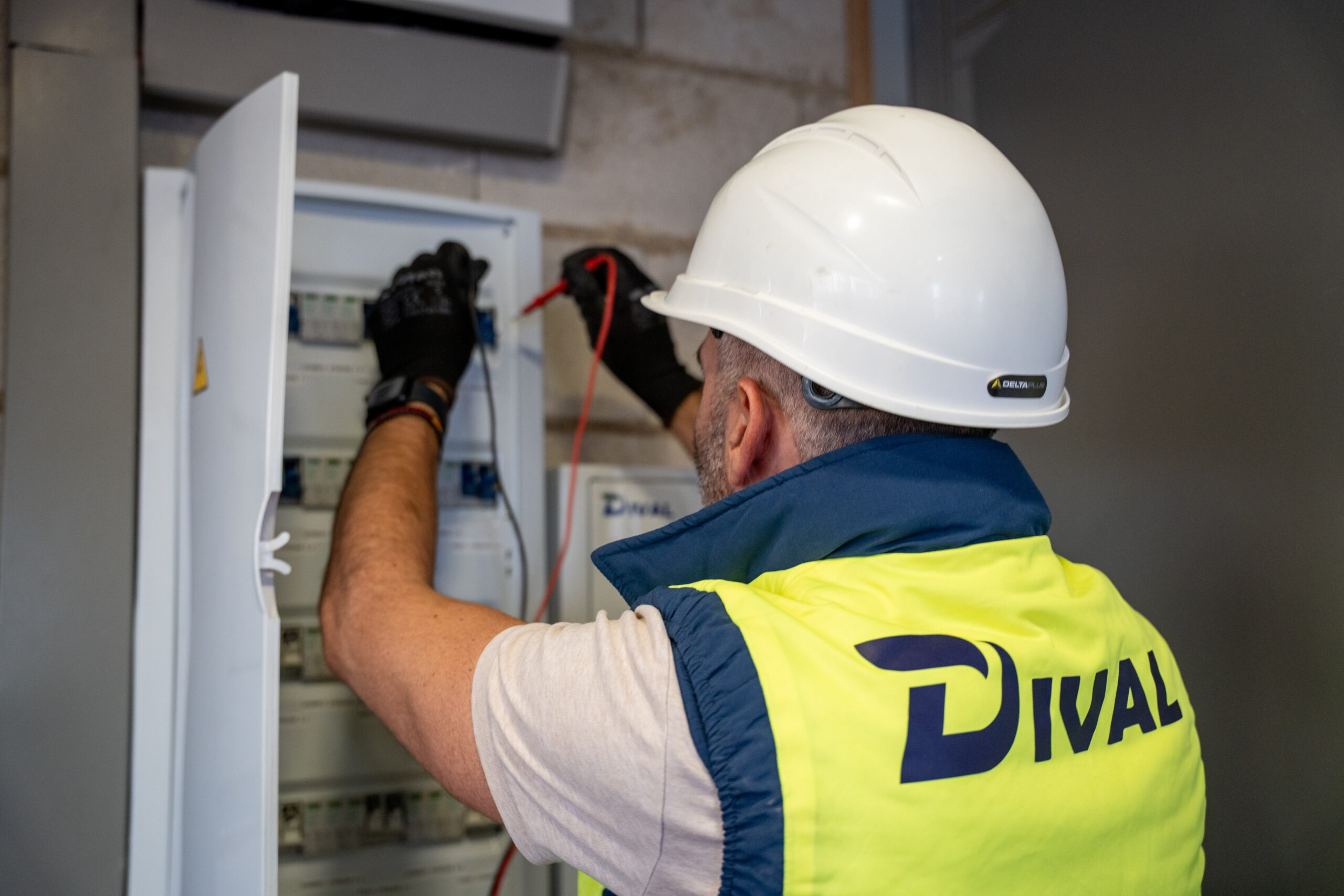 Técnico de Dival Technology realizando trabajos de mantenimiento eléctrico