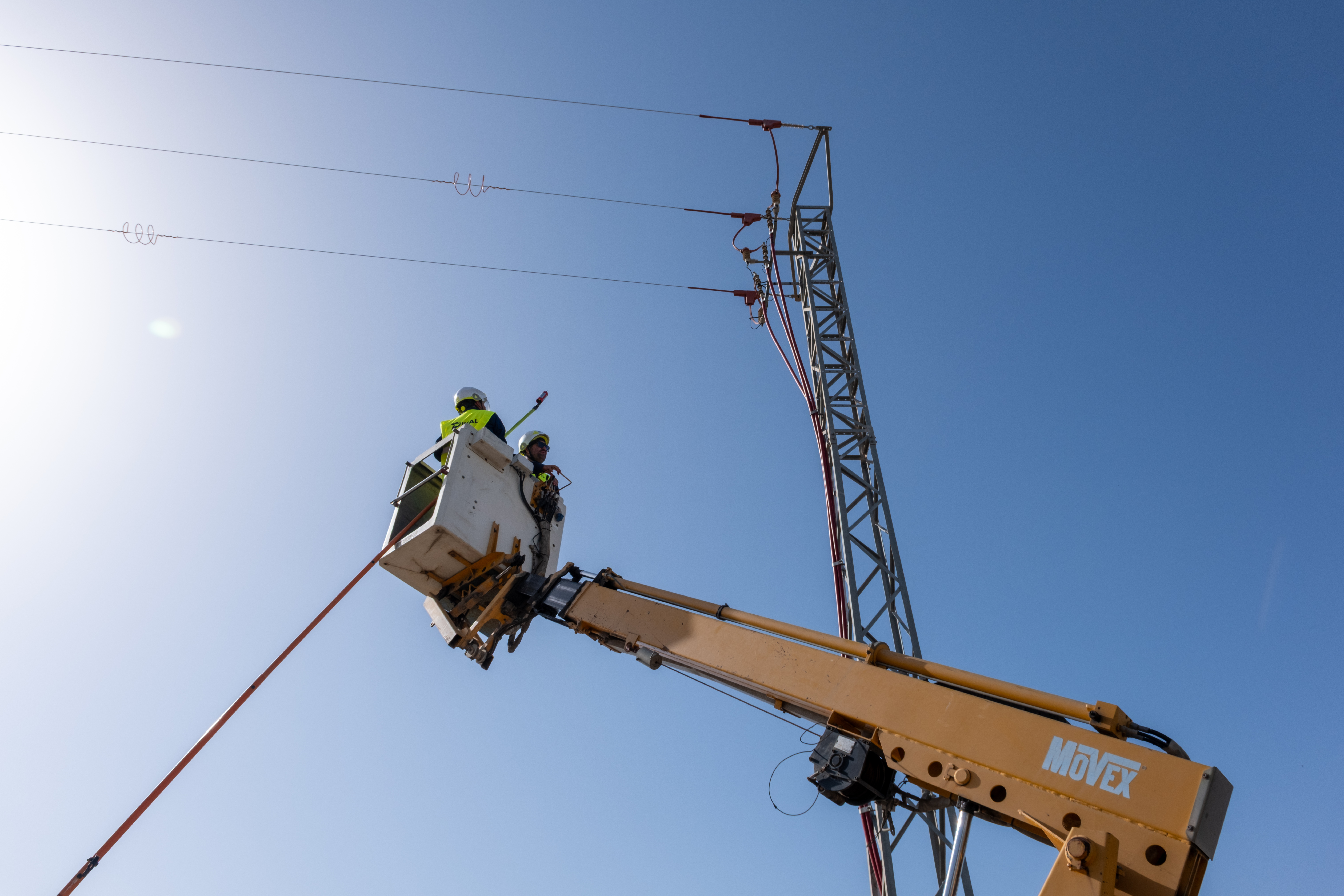 Equipo de Dival Technology trabajando en una instalación eléctrica