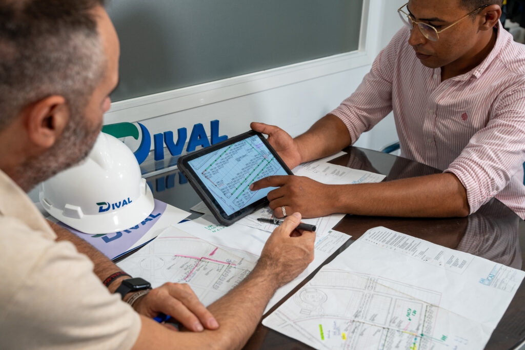 Equipo técnico de Dival Technology coordinando un proyecto de ingeniería