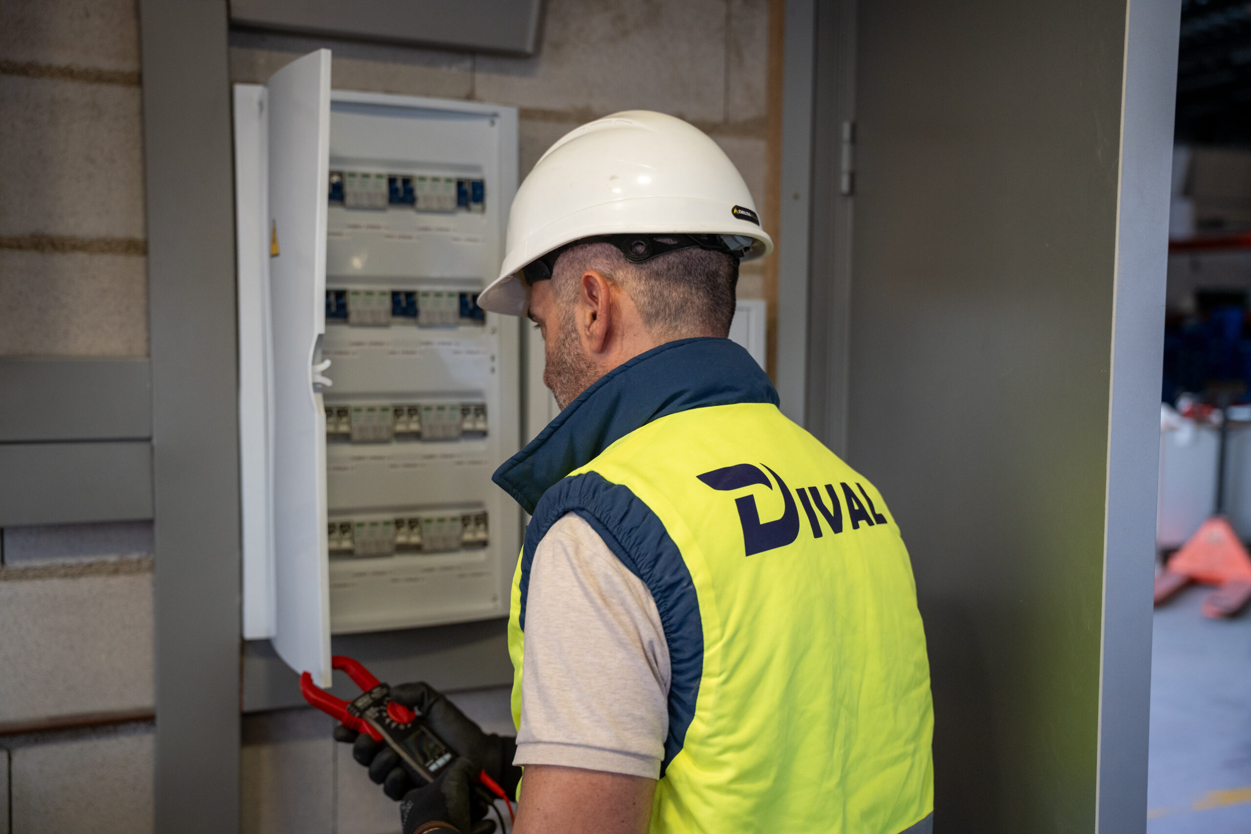 Profesional de Dival Technology trabajando en una instalación eléctrica