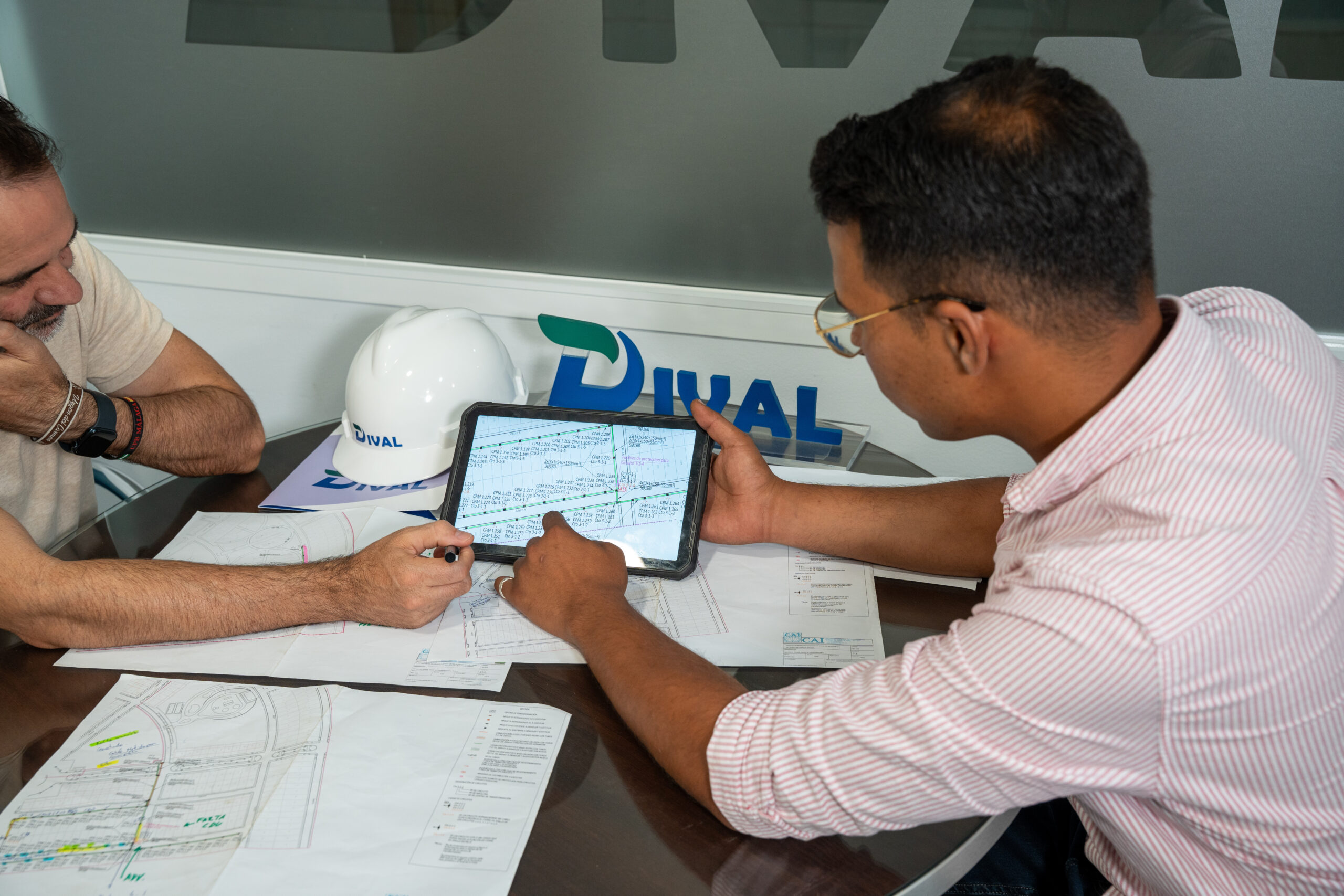 Equipo de Dival Technology revisando documentación técnica