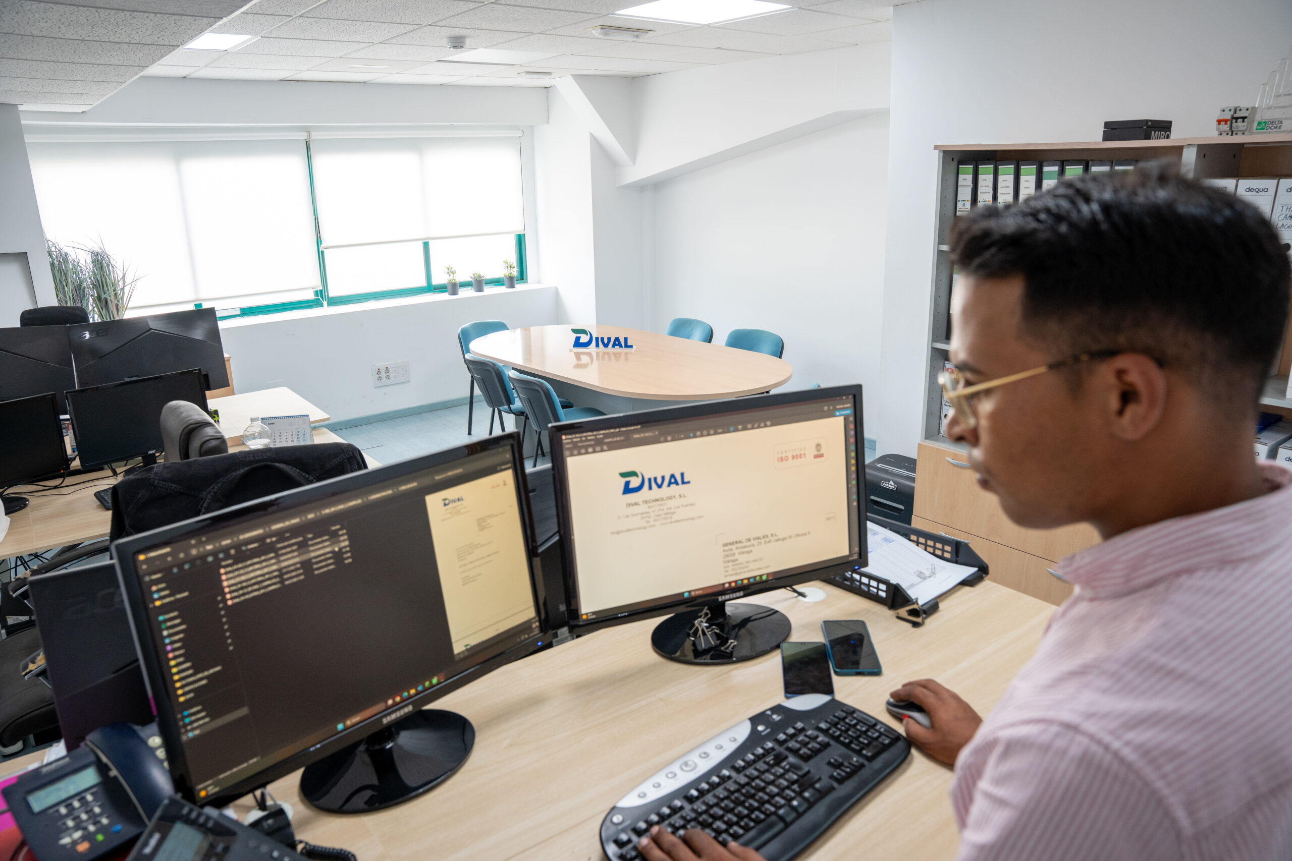 Profesional de Dival Technology trabajando en planificación y gestión técnica